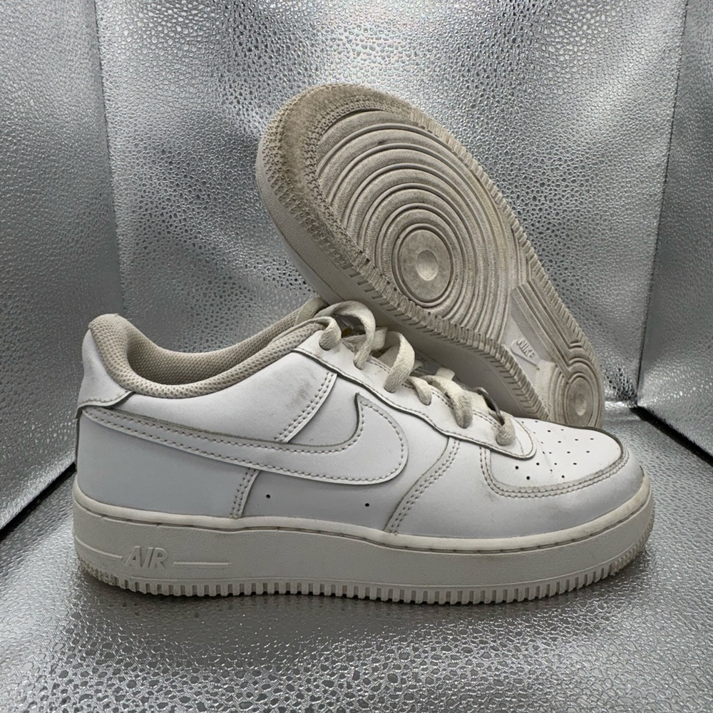 Nike Air Force 1 White Leather Sneaker Unisex Kids US 7Y